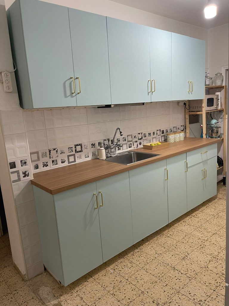 טפטים לארונות מטבח בגוון טורקיז