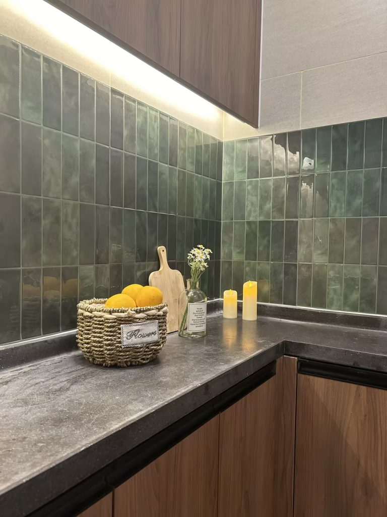 אריחים דמוי קרמיקה למטבח ולאמבטיה