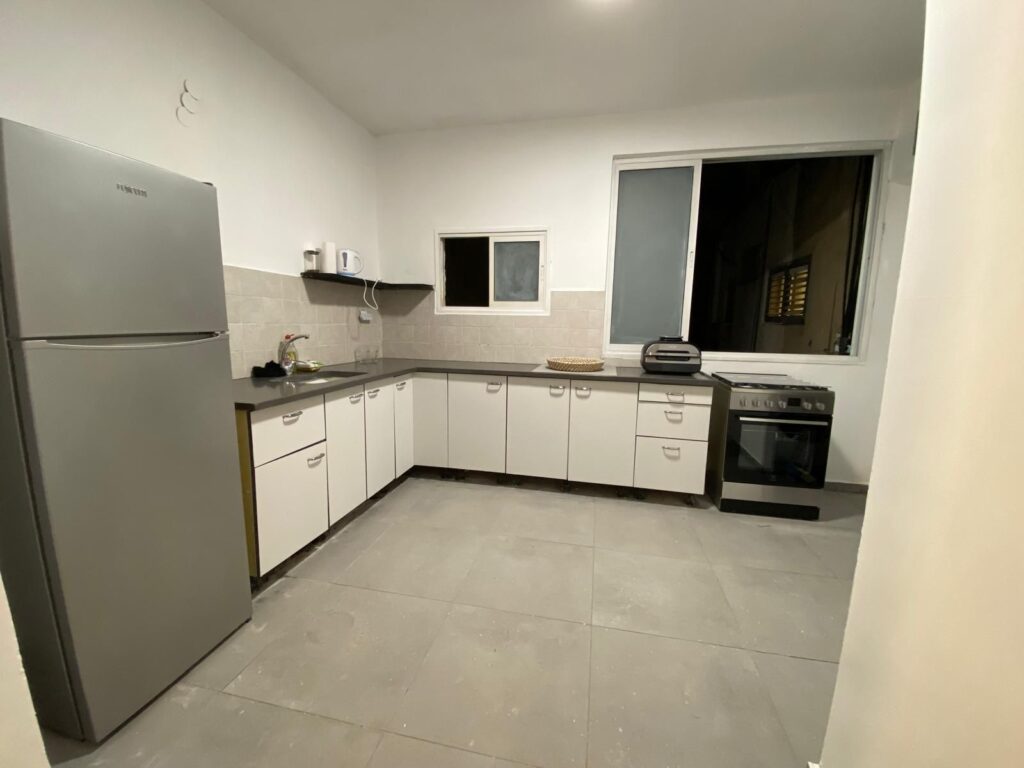 טפטים לארונות מטבח לבנים
